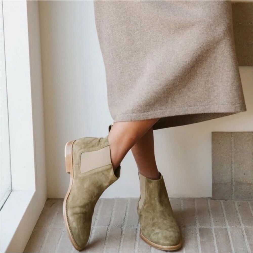 Jenni Kayne Suede Chelsea Ankle Boot in Laurel Size 9 Quiet Luxury Minimalist